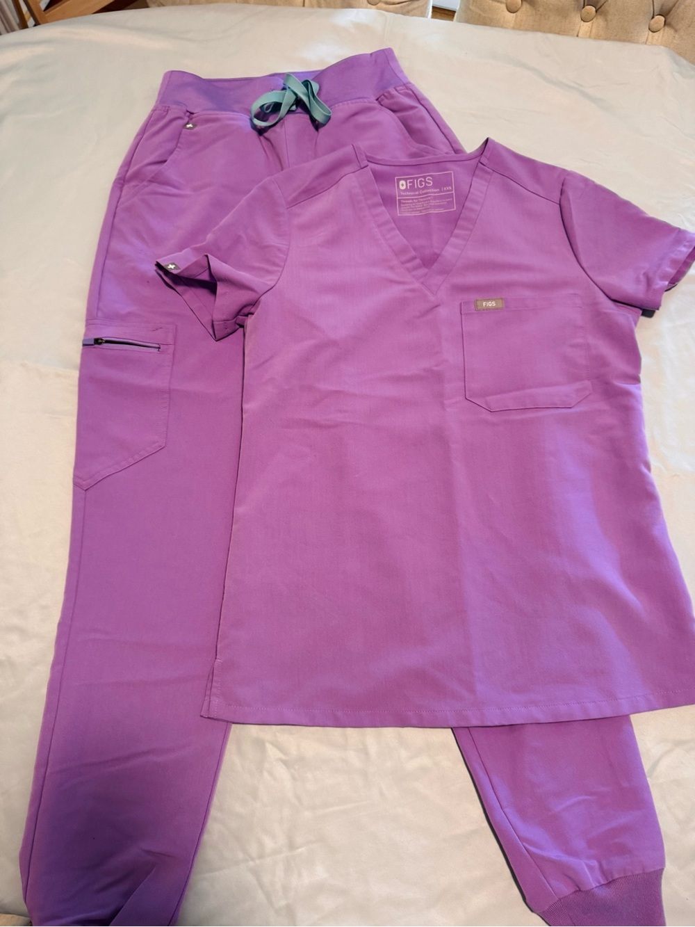 FIGS XXS Lilac dawn Catarina scrub top and XS lilac dawn high waisted joggers